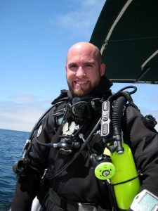 Scott McGee preparing to dive off Pt Loma, CA. Photo by Jeanne McGee